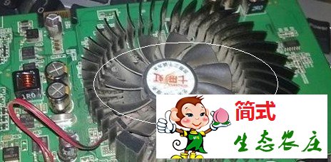 电脑使用较长时间后CPU散热风扇上容易积累大量灰尘